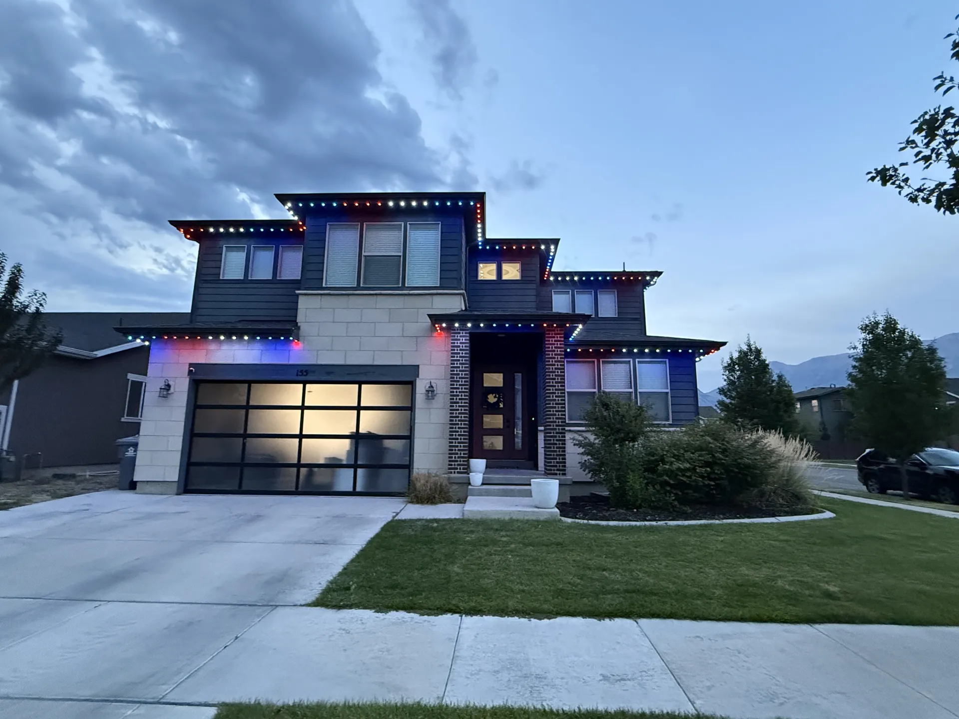 Home with coordinated landscape and roofline LED lighting